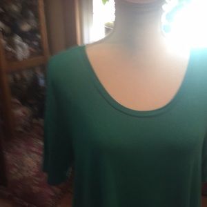 Scoop neck top w/pleats in the back at bottom